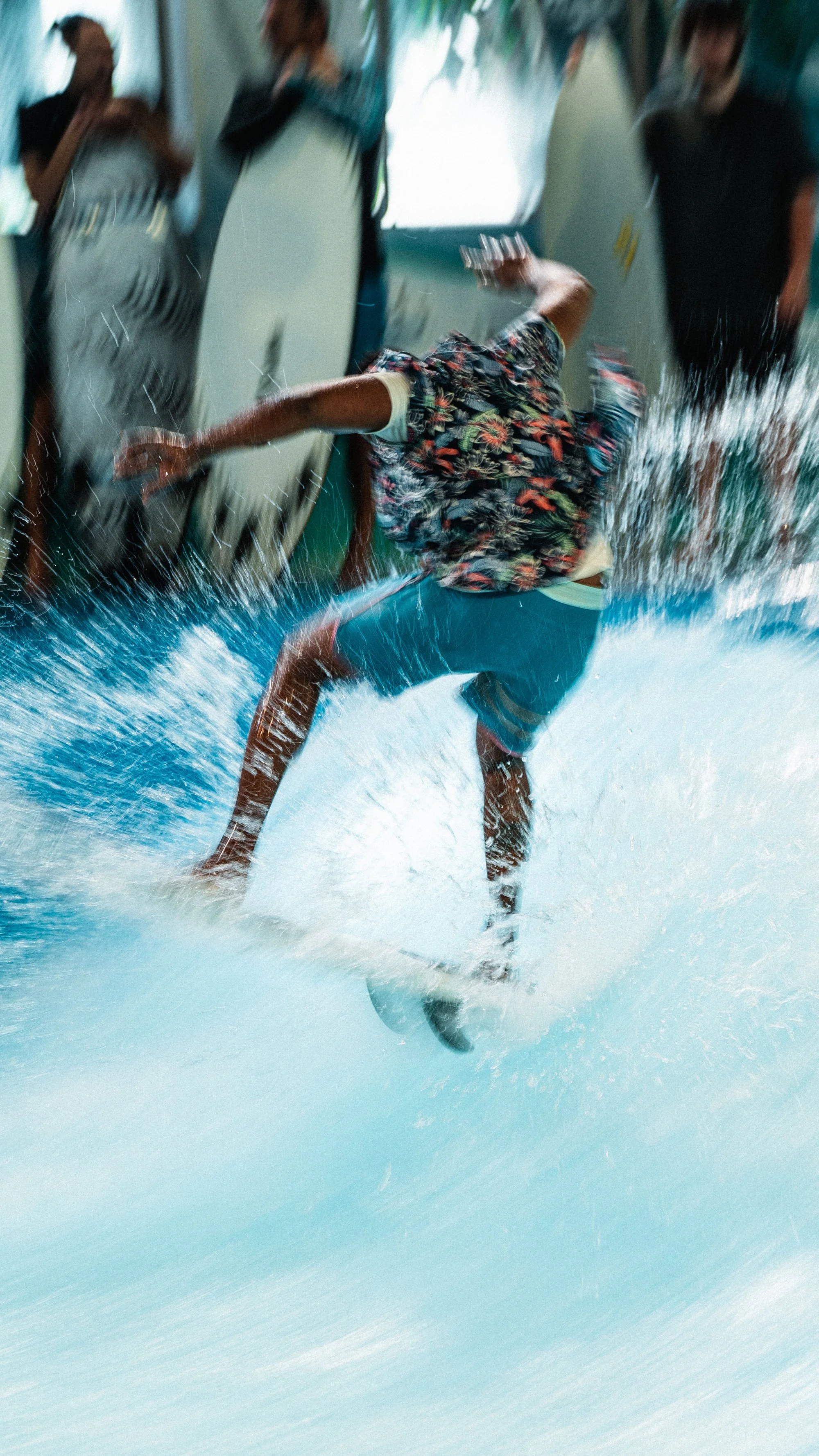 Un garçon faites du surf dans une piscine intérieure.